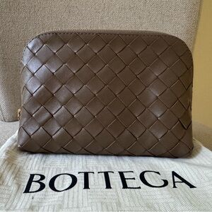 100% Auth Bottega Veneta Bottega Intrecciato leather Pouch w/ gold-tone hardware